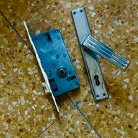 Porte , maniglie, e piastrelle