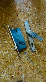 Porte , maniglie, e piastrelle