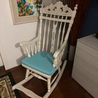 Sedia a dondolo in legno bianca shabby