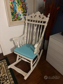 Sedia a dondolo in legno bianca shabby