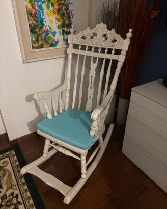 Sedia a dondolo in legno bianca shabby