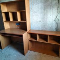 Scrivania con libreria