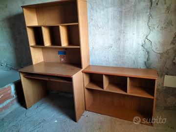 Scrivania con libreria