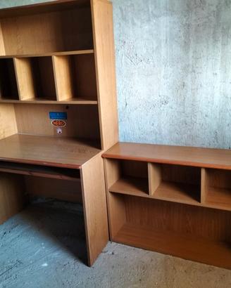 Scrivania con libreria