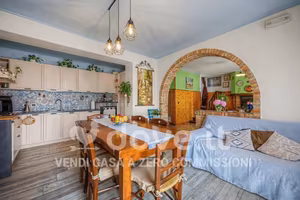 Casa indipendente di 417 m² con più di 5 locali e 