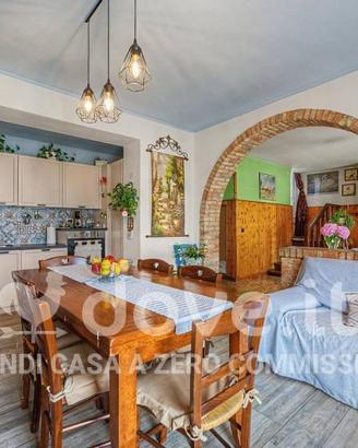 Casa indipendente di 417 m² con più di 5 locali e 