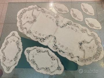 Centri ricamati a mano