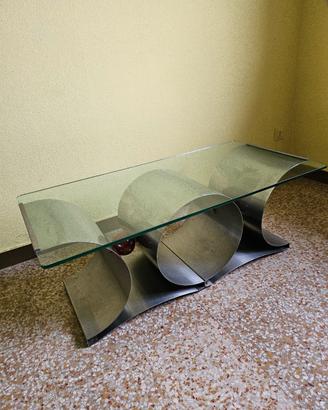 Tavolo in lamiera d'acciaio curvata