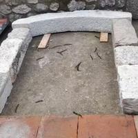 Finestra  con arco in pietra