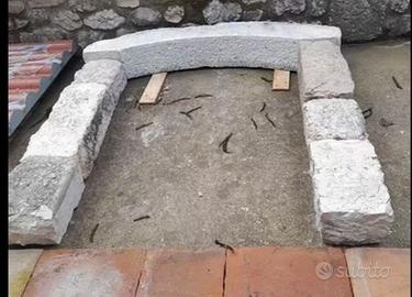 Finestra  con arco in pietra