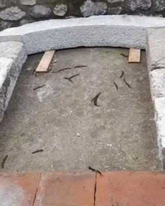Finestra  con arco in pietra