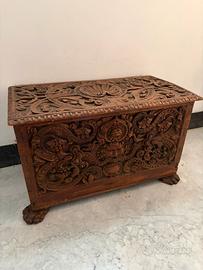 Cassapanca intarsiata in legno