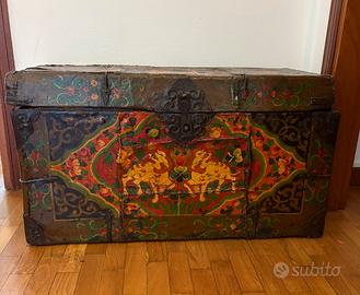 Baule antico vintage laccato decorato a mano