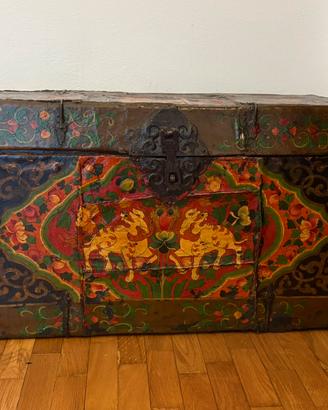 Baule antico vintage laccato decorato a mano