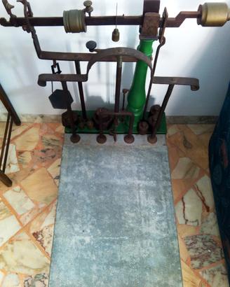 Antica bascula in ferro battuto