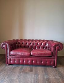 divano pelle modello Chesterfield 