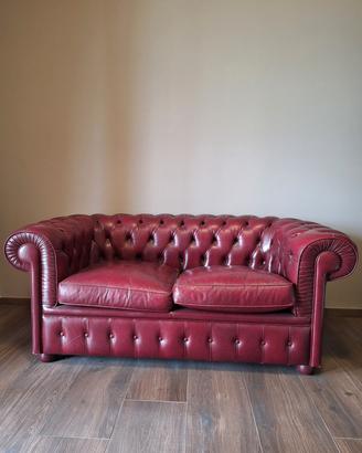 divano pelle modello Chesterfield 