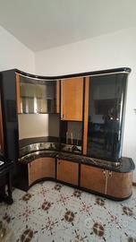 Mobile sala nero e marrone con vetrine