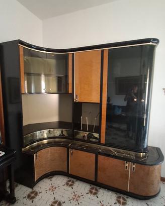 Mobile sala nero e marrone con vetrine