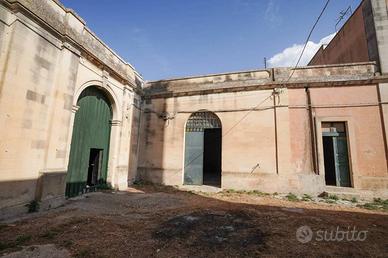 Palazzo / Stabile di 470 m² con più di 5 locali a 