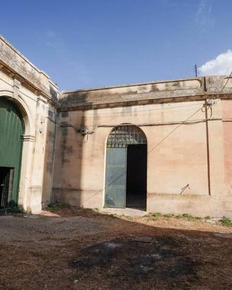 Palazzo / Stabile di 470 m² con più di 5 locali a 