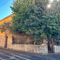 Casa indipendente con cortile esterno