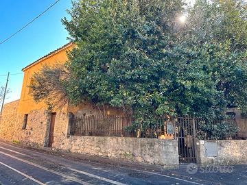 Casa indipendente con cortile esterno