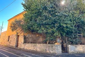 Casa indipendente con cortile esterno