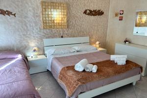 Riposto- apparentemente 8 posti vicino al mare