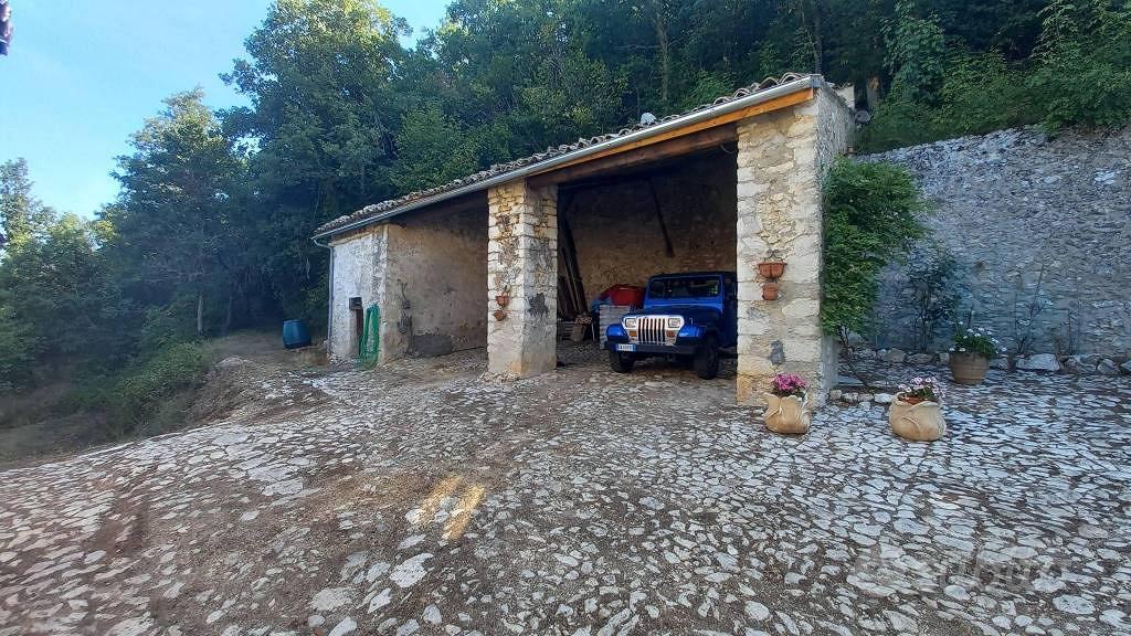 Rustico / Casale di 390 m² con più di 5 locali a C - Vista 5