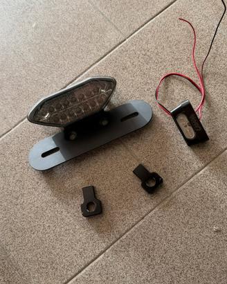 Gruppo supporti/fanali posteriori moto,specchietto