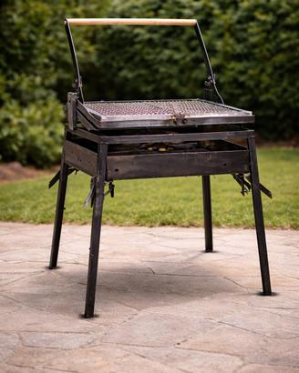 Barbecue artigianale in ferro – griglia regolabile
