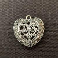 Ciondolo argentato a forma di cuore