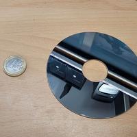 Specchietto con superficie altamente riflettente.