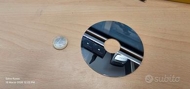 Specchietto con superficie altamente riflettente.