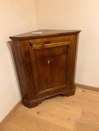 Angoliera in legno