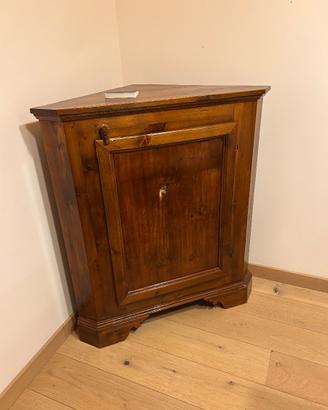 Angoliera in legno