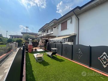 VILLA A SCHIERA CON AMPIO GIARDINO IN ZONA RESIDEN