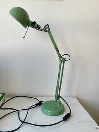 Lampada da tavolo IKEA verde orientabile