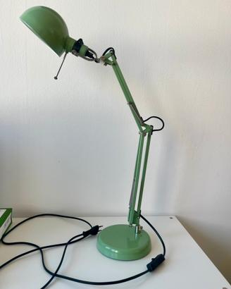 Lampada da tavolo IKEA verde orientabile