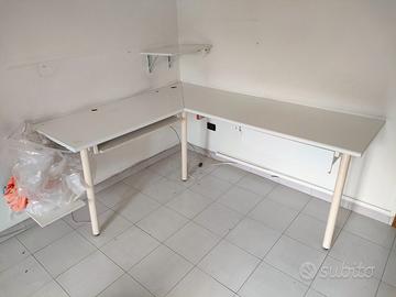 Scrivania angolare + mensole porta PC