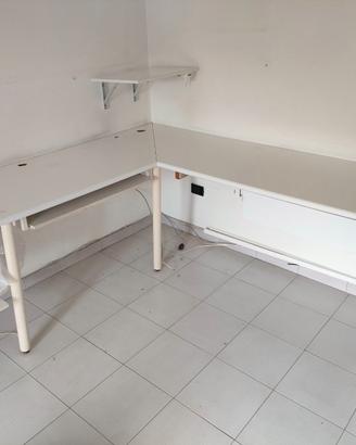 Scrivania angolare + mensole porta PC