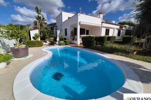 Carini: Piscina e stile in una villa unica