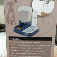 Distributore, crocchette e acqua.