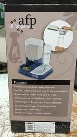 Distributore, crocchette e acqua.