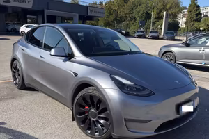 Tesla Model Y Performance - Pari al nuovo