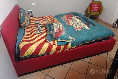 Letto matrimoniale in pelle con contenitore