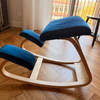 Sedia ergonomica a dondolo in legno e velluto blu