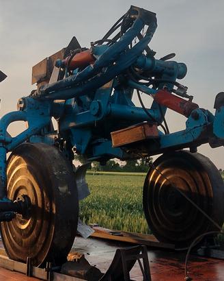 aratro reversibile bivomere trainato Annovi 