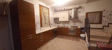 Cucina ad angolo 360X240 color ciliegio e beige
